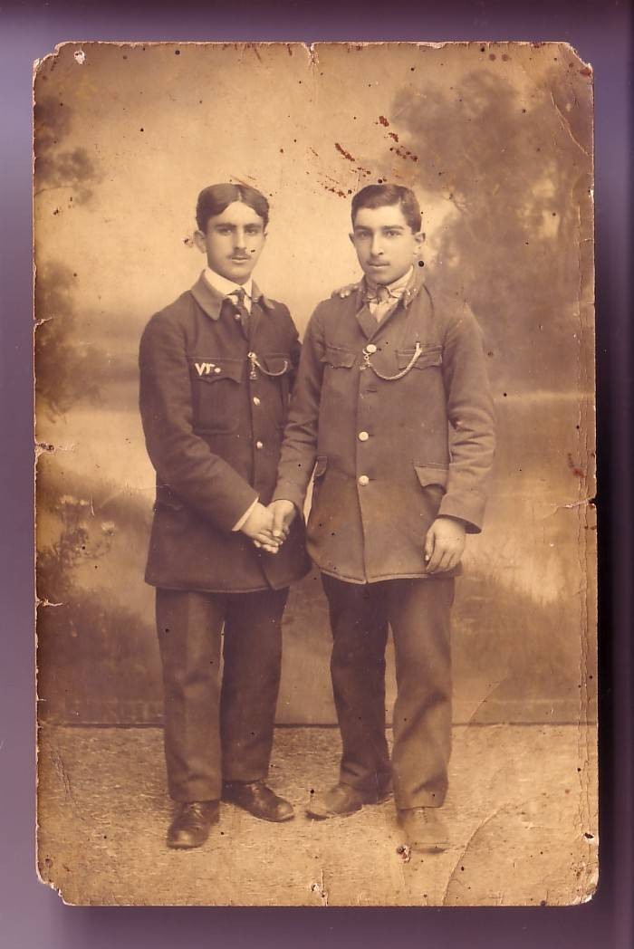 OSMANLI-DONEMI-DEGISIK-UNIFORMALI-IKI-GENC-FOTO  34214102 0
