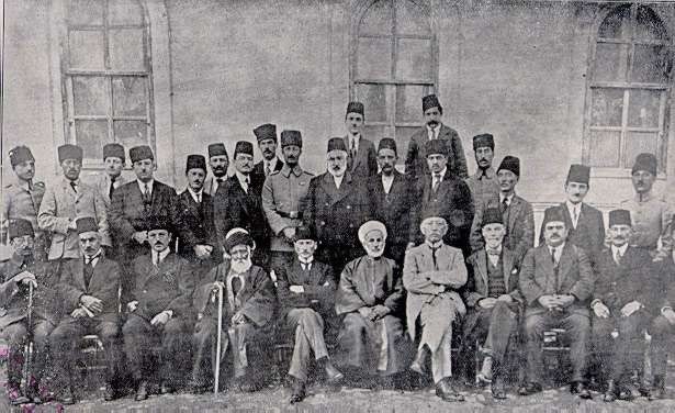 gazinin sağında rıfai şeyhi seyyid abdullah haşimi hz.solunda sivas kadısı hasip efendi---Eylul1919SivasKongresiUyeleri