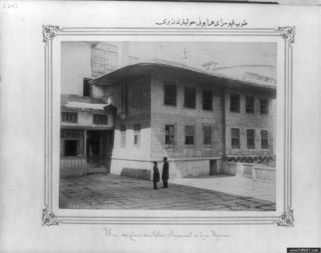 ofaltuntas Topkapi Sarayinda bir avlu 2