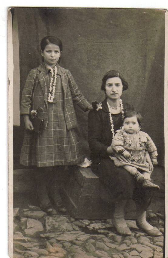 ANNE-VE-KIZLARI-OSMANLI-DONEMI-ORJINAL-FOTOGRAF  26887561 0
