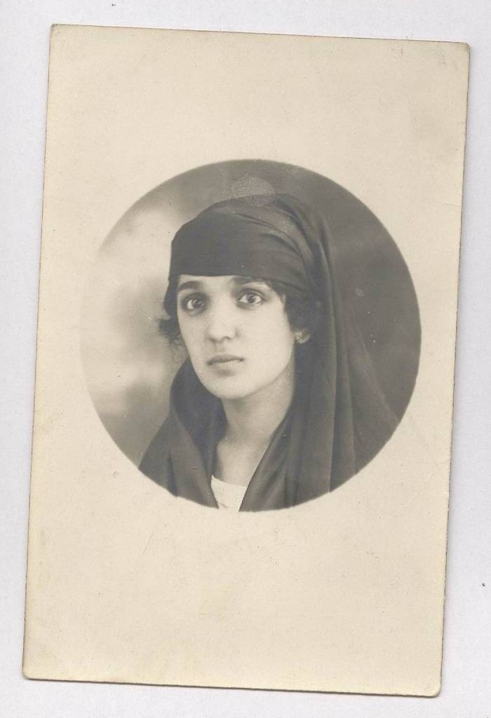 1926-FERACELI-GENC-KIZ-FOTOGRAF  31816594 0