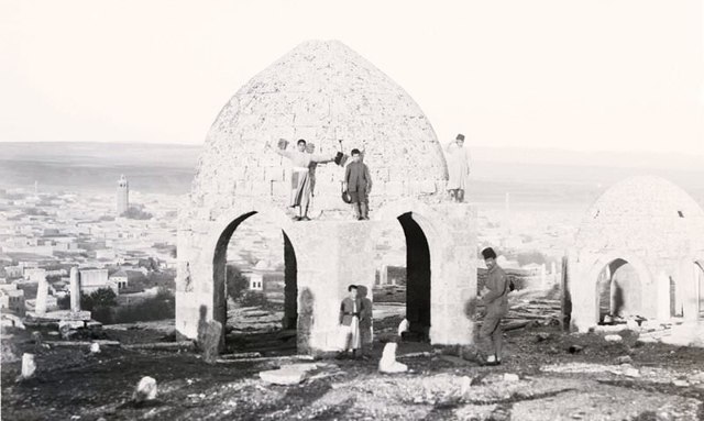 Urfa Muslim cemetery, ca 1919-1920 (Source: photograph by Father Gabriel Bretocq, Archives départementales de l’Eure. Fonds Gabriel Bretocq)