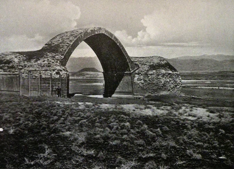 The ruins of a bridge near Djizre (Jazīrat ibn Umar)/Cizre (Source: Hugo Grothe, Geographische Charakterbilder, Leipzig, 1909)