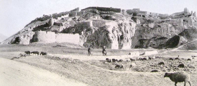 Van castle (Van Kalesi) (Source: Victor Pietschmann, Durch kurdische Berge und armenische Städte, Wien, 1940)