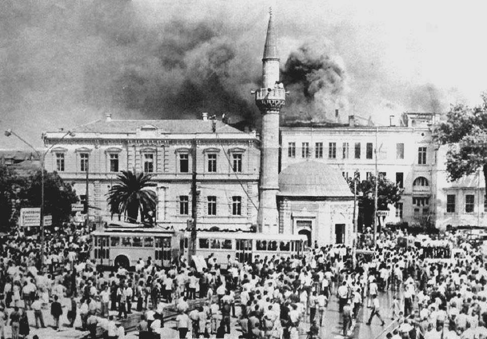 İzmir Vilayet ve Vergi Dairesinin Yangını / 1970