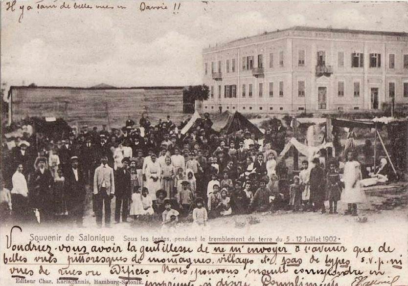 Selanik’te 12 temmuz 1902 depremi sonrası toplanan insanlar