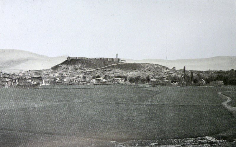 The small town of Zile (kaza of Zile) seen from the north (Source: Franz Cumont/Eugène Cumont, Studia Pontica, II, Voyage d’exploration archéologique dans le Pont et la Petite Arménie, Bruxelles, 1906)