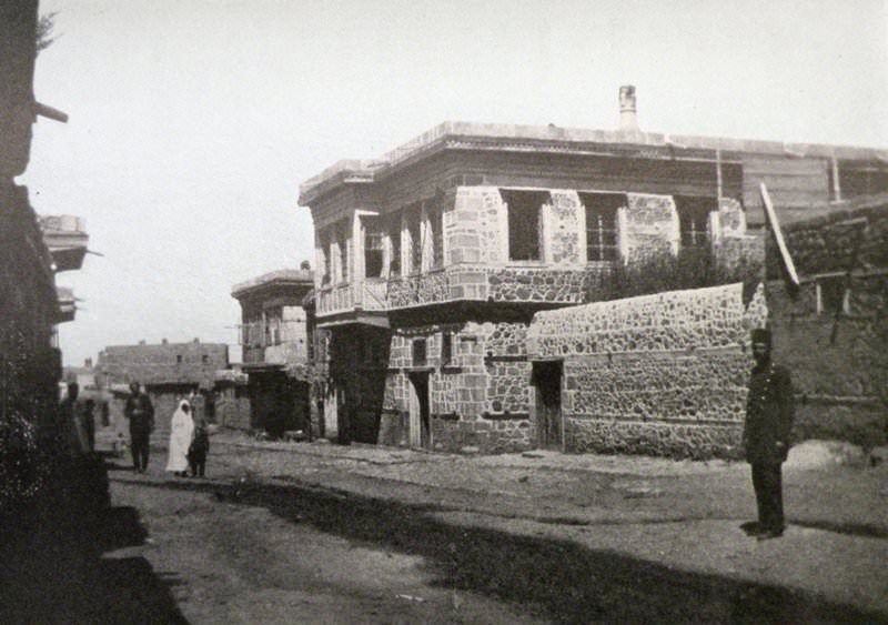 Erzurum: Misyoner Evi (Kaynak: H. Hepworth, Through Armenia on Horseback, Londra, 1898).