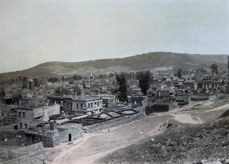 Erzurum şehrinden bir manzara (Kaynak: Eberhard-Joachim Graf von Westarp, Unter Halbmond und Sonne, yak. 1913, Berlin).