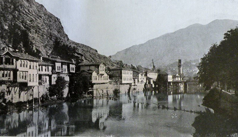 The town of Amasya on the bank of the Yeşilırmak River (Iris). (Source: W.J. Childs, Across Asia Minor on Foot, Edinburgh/London, 1917)