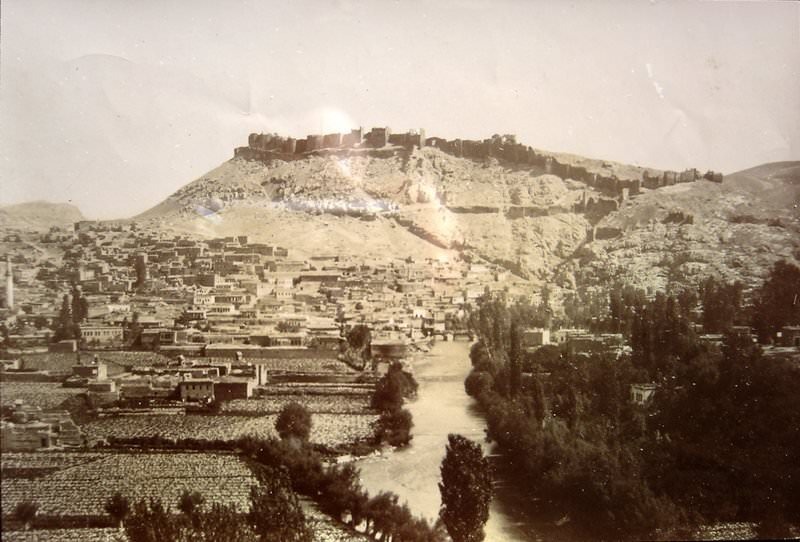 Bayburt/Papert town and castle (Source: Charles Texier, Description de l’Arménie, la Perse et la Mésopotamie, Première Partie, Paris, 1842)