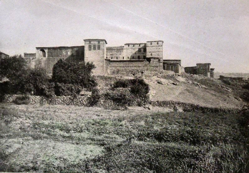 The small town of Chermug / Çermik (Chermug / Çermik kaza): the government centre (Source: Victor Pietschmann, Durch kurdische Berge und armenische Städte, Wien, 1940)