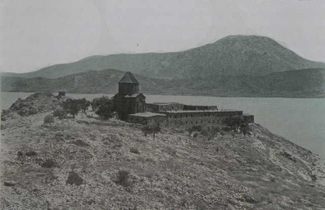 The island of Akhtamar/Akdamar and the monastery (Source: Walter Bachmann, Kirchen und Moscheen in Armenien und Kurdistan, Leipzig, 1913)