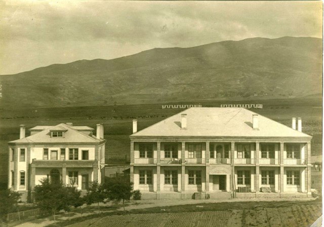 Merzifon Amerikan Koleji'nin okul müdürü evi ve erkek öğrenci yatakhanesi / 1915