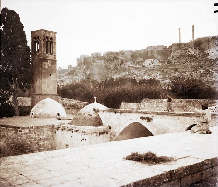 Urfa castle, seen from the mosque, ca 1919-1920 (Source: photograph by Father Gabriel Bretocq, Archives départementales de l’Eure. Fonds Gabriel Bretocq)