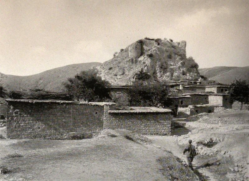 Hezu/Hazo (kaza of Sasun). The castle near the village (Source: Victor Pietschmann, Durch kurdische Berge und armenische Städte, Wien, 1940)