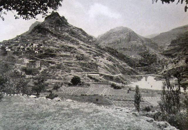 The small town of Chermug / Çermic (Chermug / Çermic accident): general view. (Source: Victor Pietschmann, Durch kurdische Berge und peenische Städte, Wien, 1940)