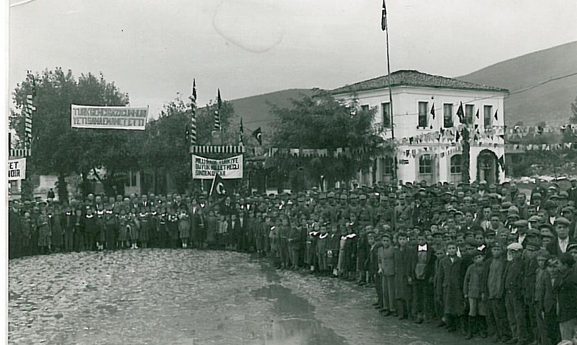 Orhangazi Belediye Binası Önünde Cumhuriyet Törenleri