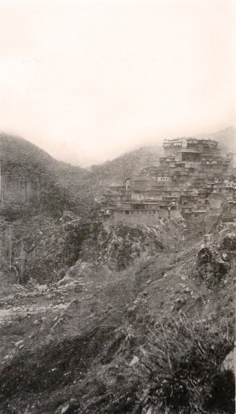 A scene from Zeytun (Source: W.J. Childs, Across Asia Minor on Foot, Edinburgh/London, 1917)