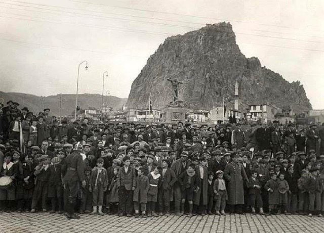 Afyonkarahisar,  Mustafa Kemal Atatürk'ü bekleyen halk / 20 Kasım 1937