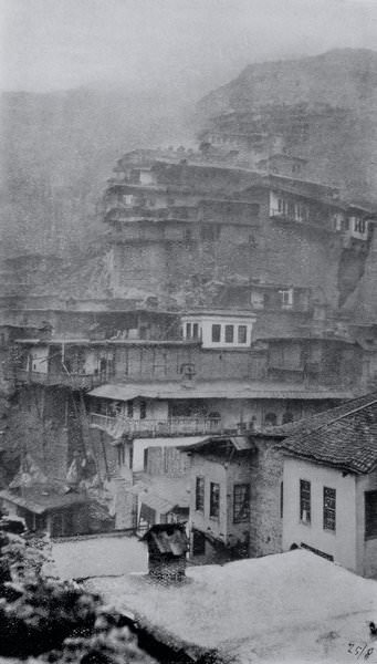 The town of Zeytun photographed in the rain (Source: W.J. Childs, Across Asia Minor on Foot, Edinburgh/London, 1917)
