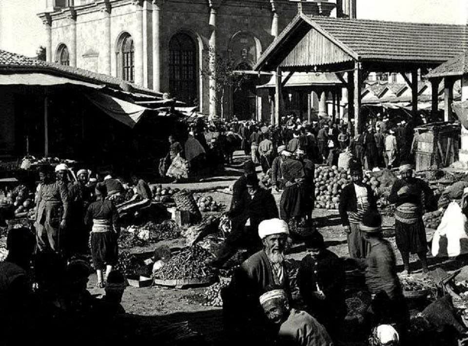 Konya Aziziye Camii önünde sebze pazarı / 1915