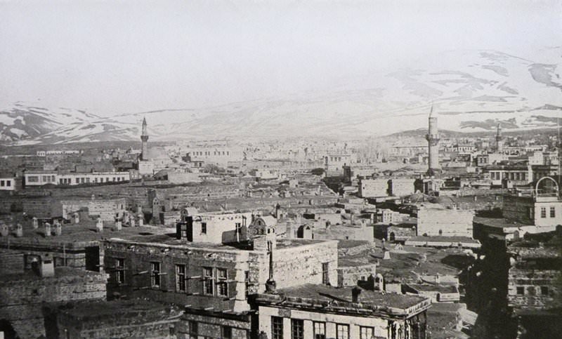 Erzurum şehrinin bir panoraması (Kaynak: H. Hepworth, Through Armenia on Horseback, Londra, 1898).