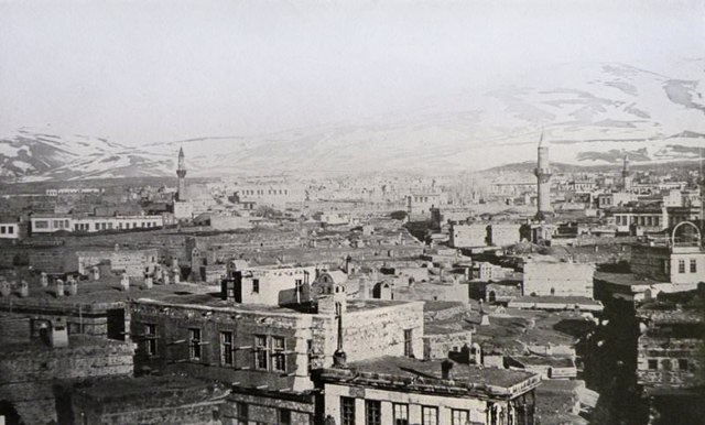 Erzurum şehrinin bir panoraması (Kaynak: H. Hepworth, Through Armenia on Horseback, Londra, 1898).