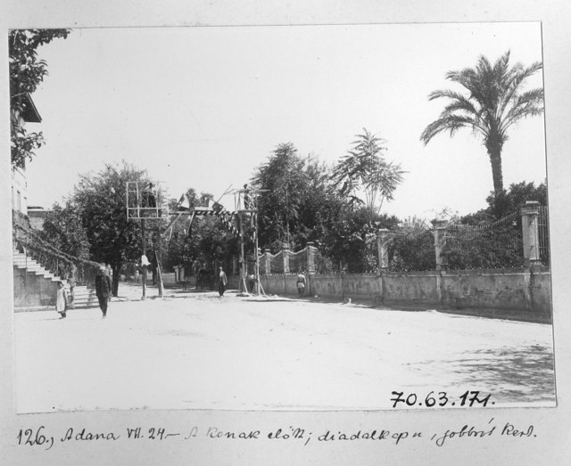 Adana'da Bir Konak Önünde Zafer Takı Hazırlanıyor / 1914