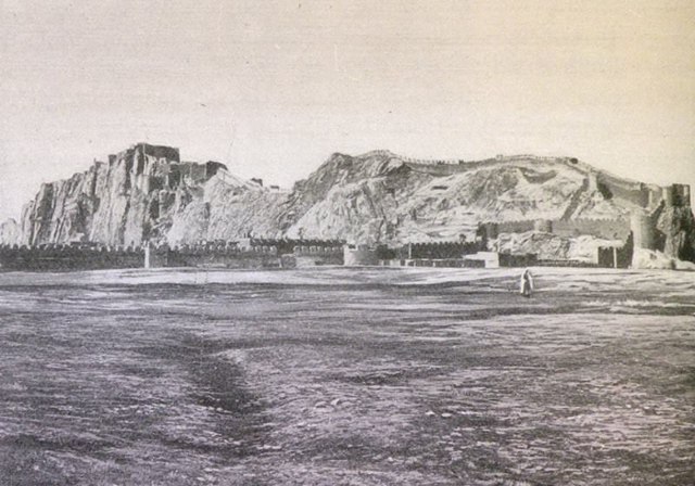 Van: the castle (Van Kalesi) and the fortified centre of the town (Source: H.F.B. Lynch, Armenia. Travels and Studies, Vol. II, London, 1901)