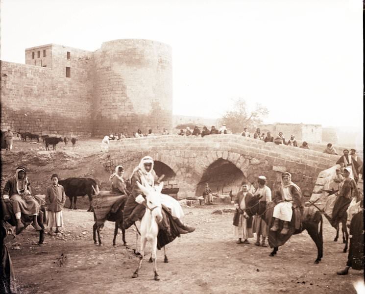 The bridge and entrance to Urfa, ca 1919-1920 (Source: photograph by Father Gabriel Bretocq, Archives départementales de l’Eure. Fonds Gabriel Bretocq)