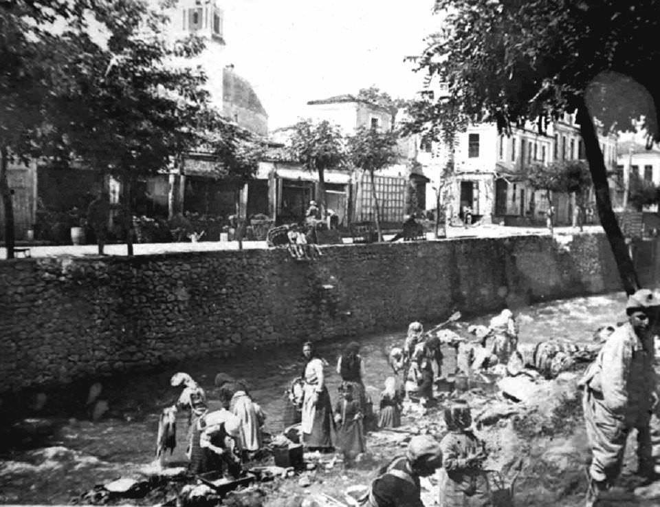 Manastır / 1917 - Nehir kenarında çamaşır yıkayan kadınlar
