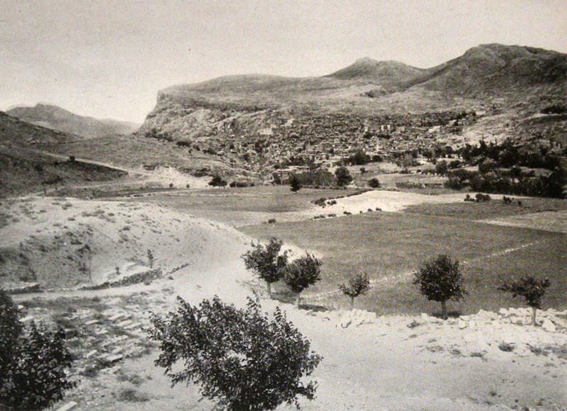 The small town of Chenkush / Çunguş (Chermug / Çermik kaza): general view. (Source: Victor Pietschmann, Durch kurdische Berge und armenische Städte, Wien, 1940)