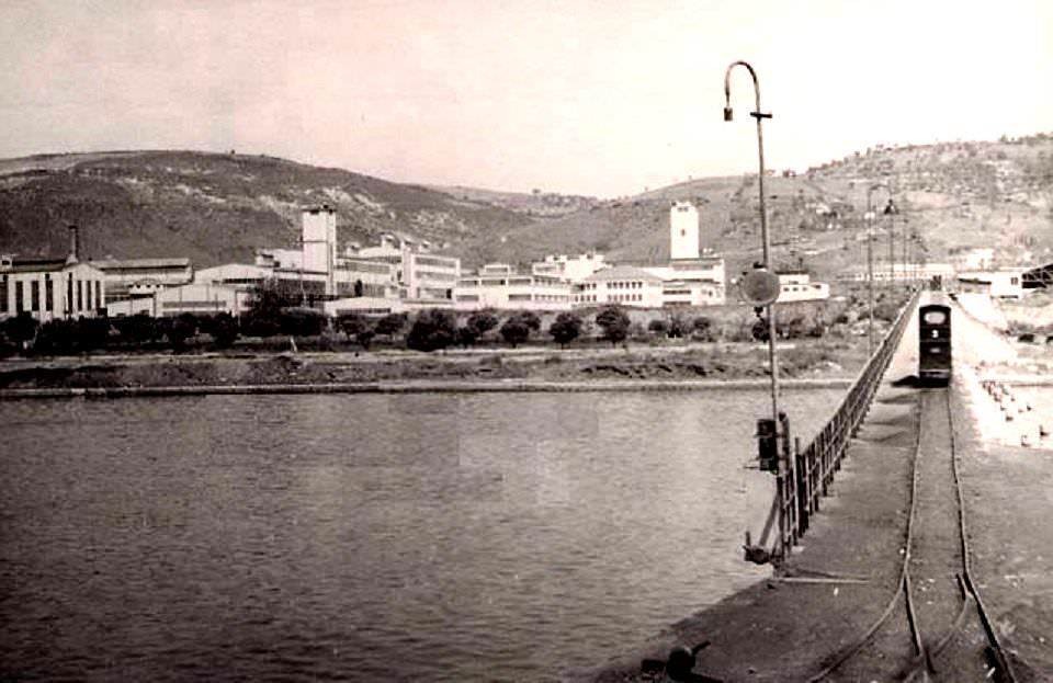 İzmit Seka fabrikasına odun taşıyan bir dekovil