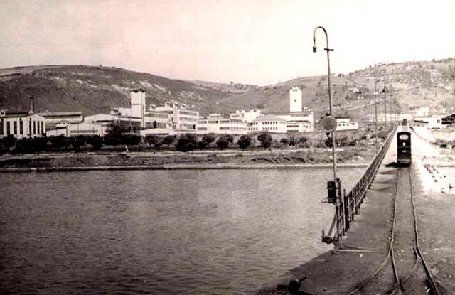 İzmit Seka fabrikasına odun taşıyan bir dekovil