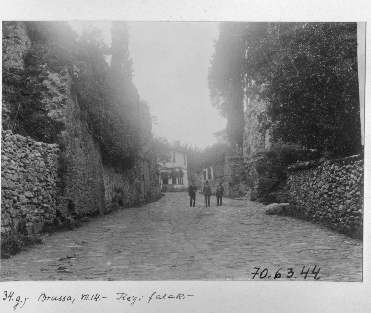 Bursa'da Eski Duvarların Olduğu Bir Sokak / 1914