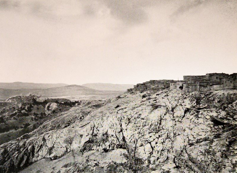 Kharpert/Harput. The southern side of the town (Source: Victor Pietschmann, Durch kurdische Berge und armenische Städte, Wien, 1940)