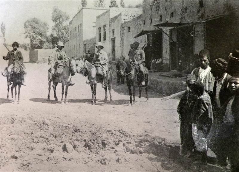 Küçük Hınıs/Khınus kasabasının içinde (Kaynak: Eberhard-Joachim Graf von Westarp, Unter Halbmond und Sonne, yak. 1913, Berlin)