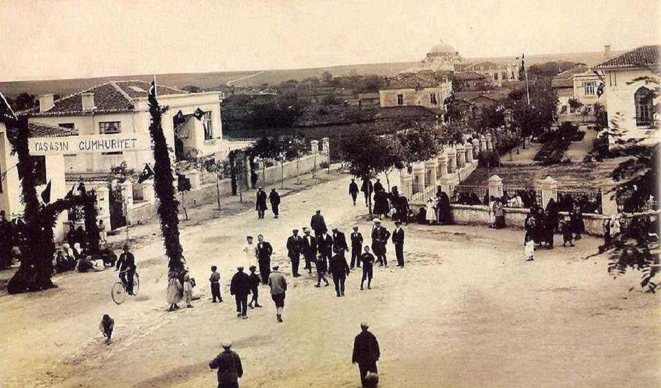Babaeski Belediye Binası Önü / 29 Ekim 1932.