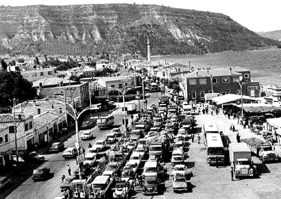 Çanakkale Eceabat arabalı vapur kuyruğu 1970′ler