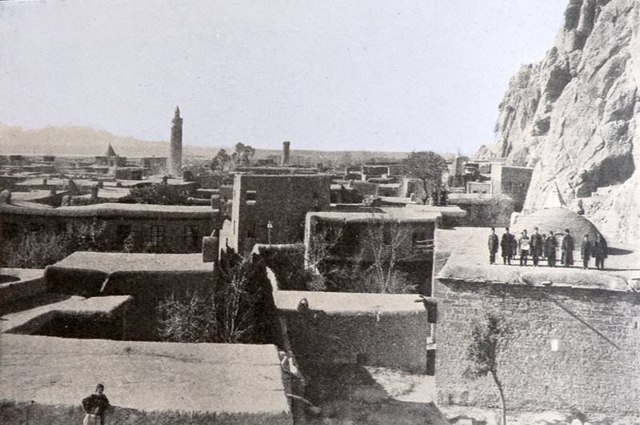 A scene from the town of Van (Source: C.F. Lehmann-Haupt, Armenien Einst und Jetzt, Berlin/Leipzig, 1926)