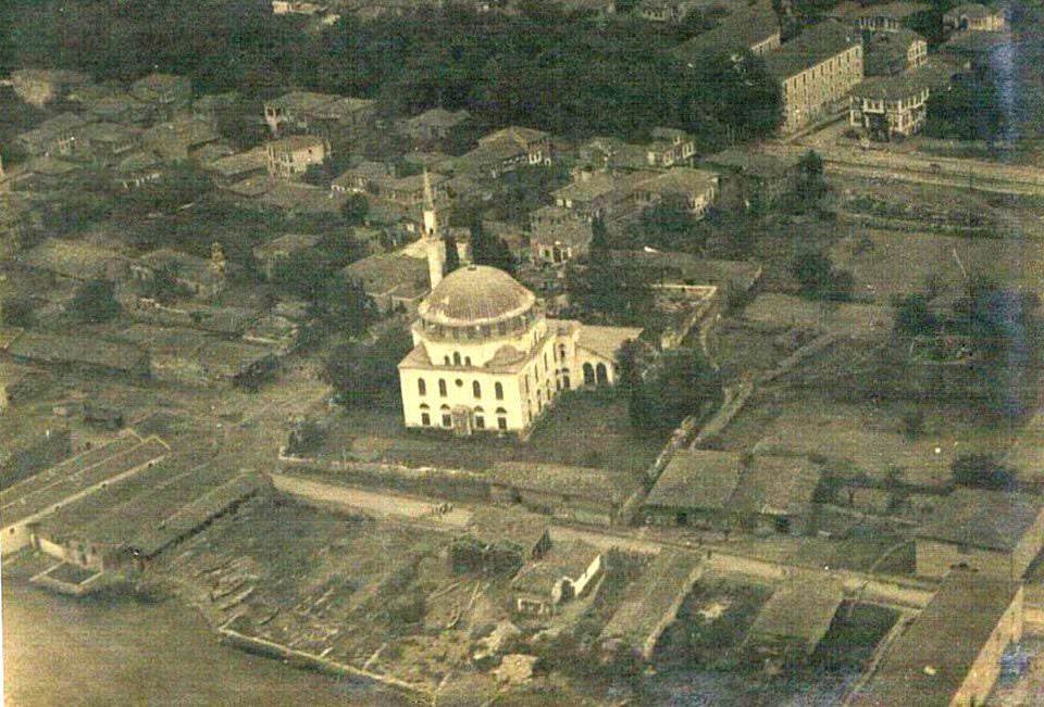 Kocaeli İzmit Yanicamii civarı işgalci İngiliz uçağının çekimi / 1920