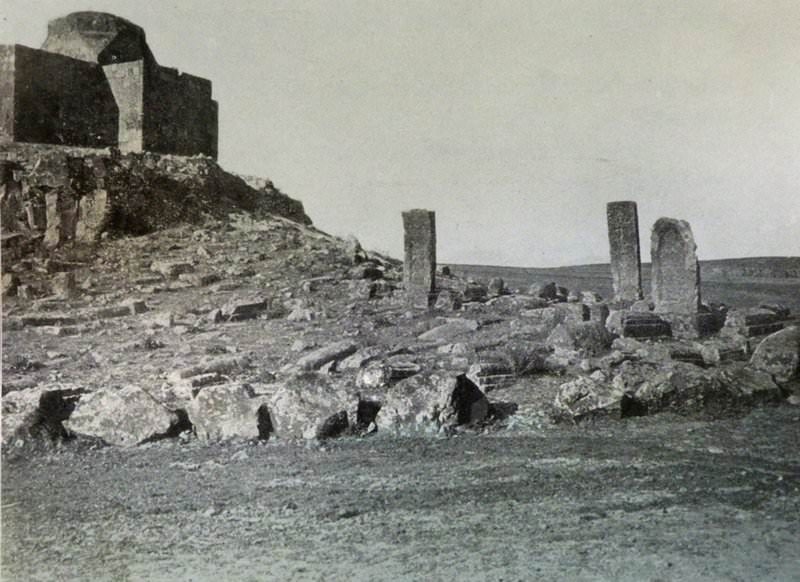 Hınıs: Ermeni kilisesi ve mezarlığı (Kaynak: Eberhard-Joachim Graf von Westarp, Unter Halbmond und Sonne, yak. 1913, Berlin)