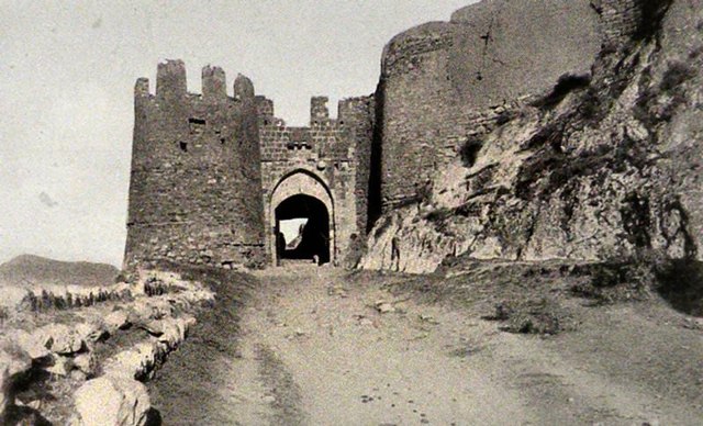 Van castle (Van Kalesi) (Source: Victor Pietschmann, Durch kurdische Berge und armenische Städte, Wien, 1940)