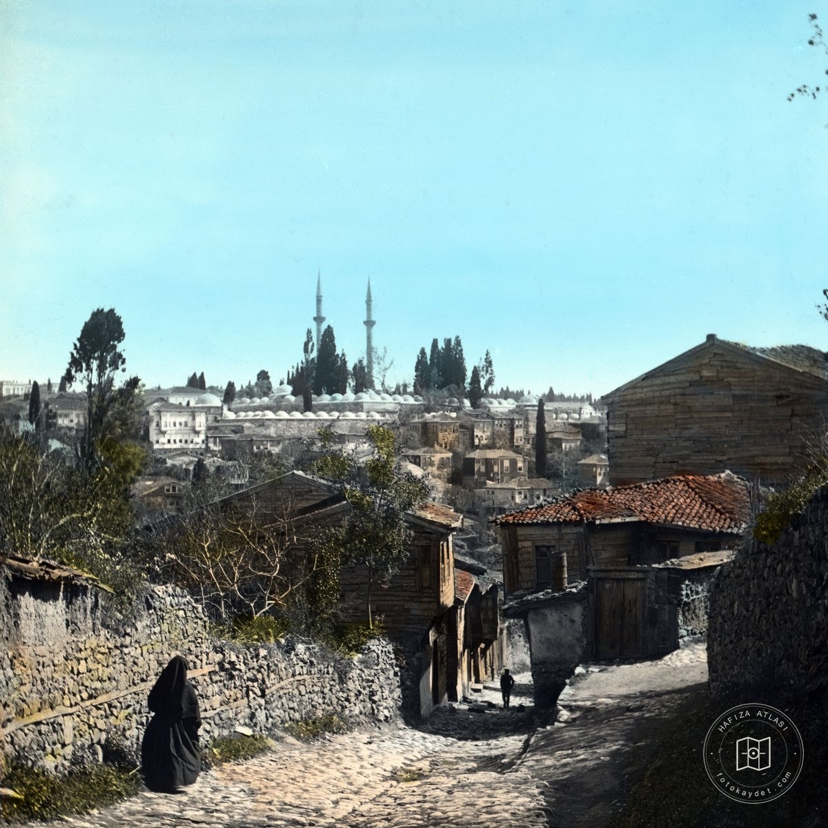Hatmi Sokak’tan Atik Valide Camii