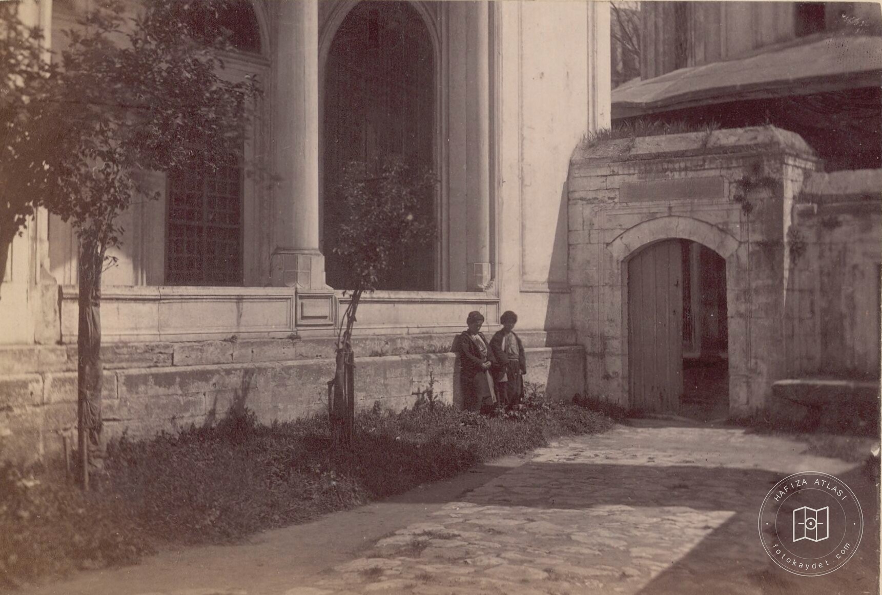 Children in front of Şehzade Mosque Hazire Gate