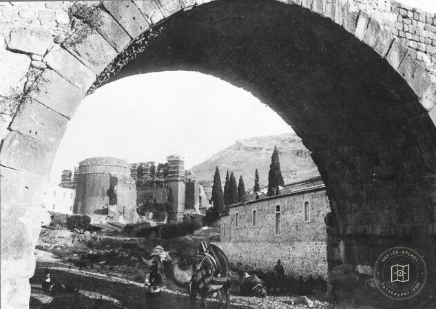 Pergamon Üç Kemer Köprüsü Altından Kızıl Avlu’ya Bakış