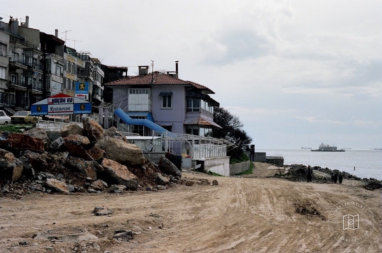 Salacak-Harem Beach Road Building
