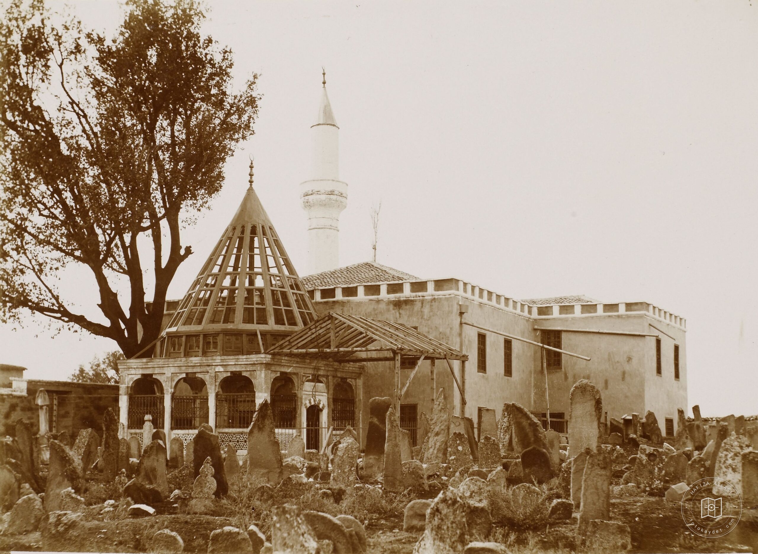 Şeyh Sadreddin Konevi Camii ve Türbesi
