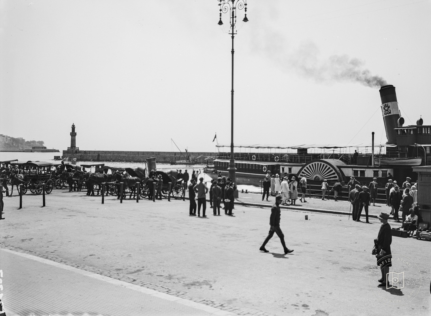 Haydarpaşa Garı Önünde Yandan Çarklı